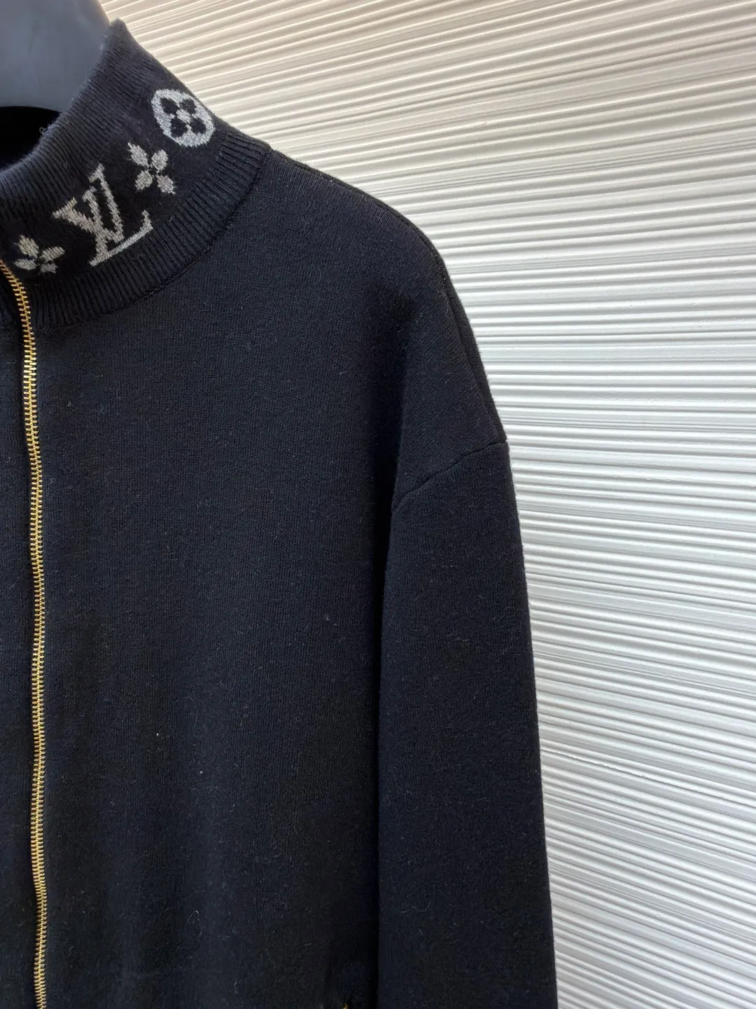 LOUIS VUITTON Wool knitted printed stand collar long sleeves ●Original version: Purchased and developed by 15953 ●Item number: 1681976-C05 ●Fabric: wool blended fabric ●Technology: knitting ●Color: black ●Version: fitted version ●Weight: about 670 grams ●Size: S-M-L-XL ●Description: Made of selected wool blended fabric, it feels soft and delicate and has good warmth retention. After special washing process, it presents a unique aged texture and soft color. The three-dimensional tailoring fits the body shape, and the stand-up collar design with smooth zipper closure makes it neat and stylish to wear. The collar and cuffs are decorated with the brand's iconic Monogram jacquard pattern, with exquisite details that highlight the brand's identity. The body of the garment adopts flat-turn open-stitching technology, the stitches are even and flat, and the lines are clear and smooth. The pockets on both sides are designed to be practical and beautiful, and the edges are reinforced to ensure durability. The ribbed design on the hem and cuffs is both windproof and warm and can modify your figure. The entire jacket embodies Louis Vuitton's ultimate pursuit of quality and craftsmanship from fabric selection, tailoring to detail processing. It not only retains the elegant style of classic items, but also incorporates modern design language, making it suitable for various occasions and showing a low-key and luxurious fashion attitude. The overall wiring is straight and delicate, the fabric is comfortable and soft, and the color is consistent without color difference. It can be matched with the same style to create a fashionable look and control various occasions. Customized accessories, complete with three standards, same style for men and women!